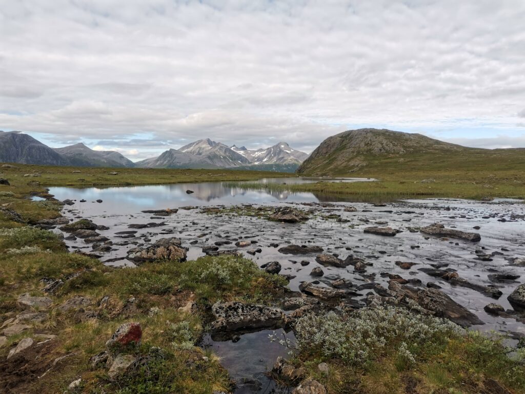 Mini lac sur la randonnée de Romlsdalseggen