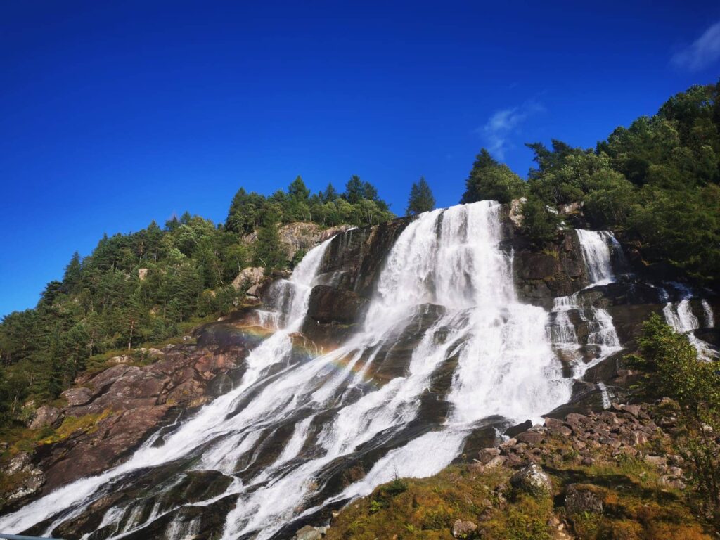 Cascade en bord de route