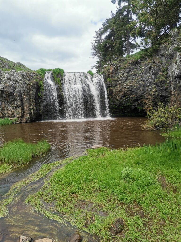 Une cascade, sur la route du retour